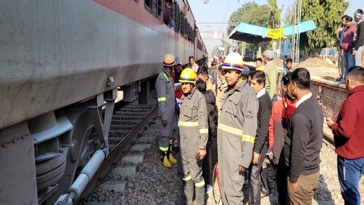UP : Fire break out in S 5 coach of Himgiri Express in Bijnor
