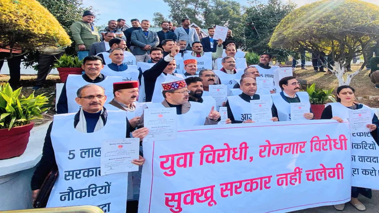 BJP MLAs demonstrated in Tapovan accusing the government of not providing employment