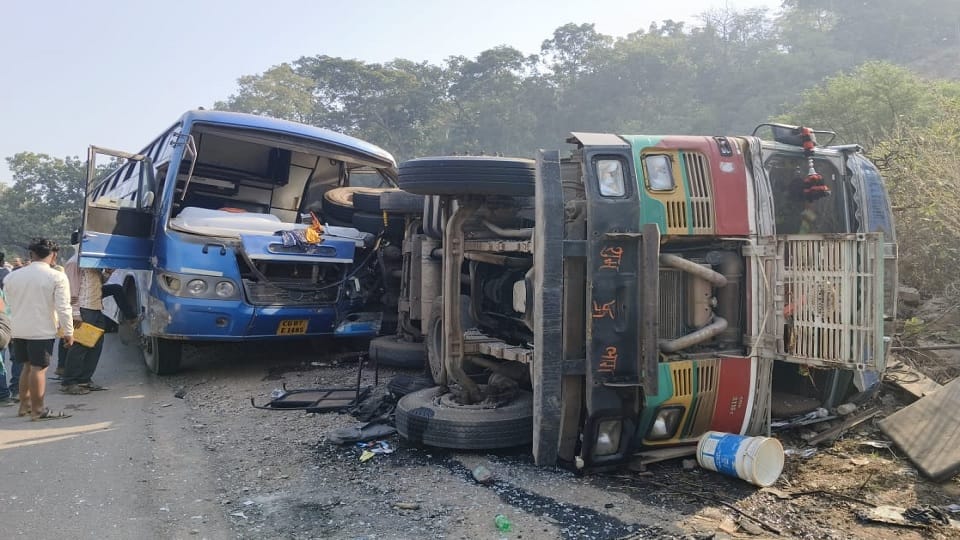 बस और ट्रक की जोरदार भिड़ंत