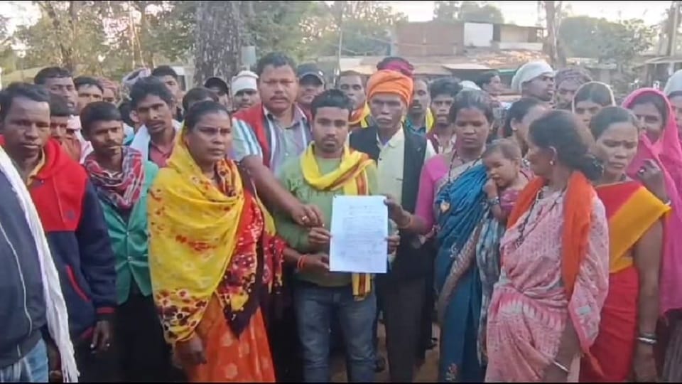 ग्रामीणों ने सौंपा ज्ञापन