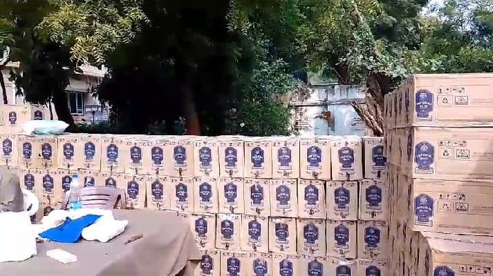 Liquor was hidden in potato sacks in the truck, police caught 765 boxes worth Rs 80 lakh, driver arrested
