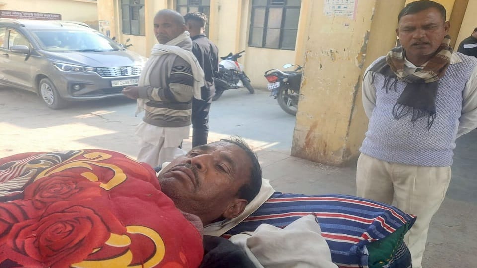 old man injured by bullet kept writhing on a stretcher doctors did not give treatment in budaun