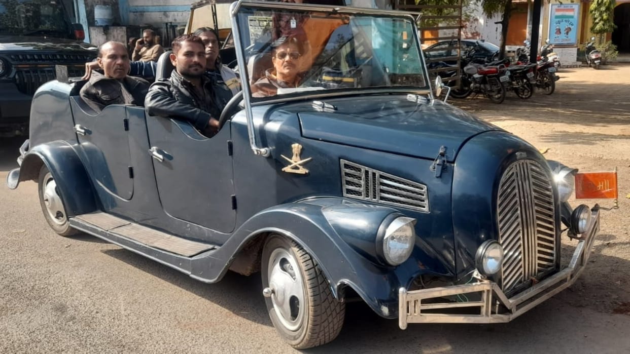 MP News: People gathered on streets of Damoh to see car of British era; enjoyed ride too