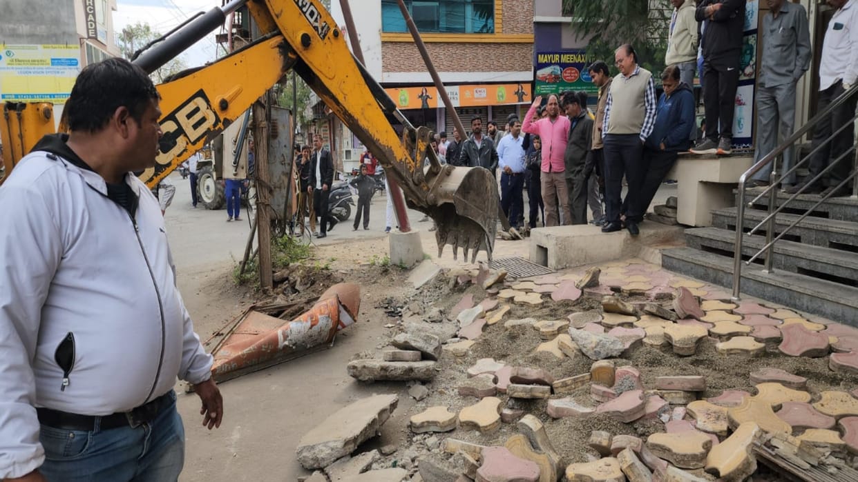 Mandsaur Municipality along with Collector and SP removed encroachment from main roads