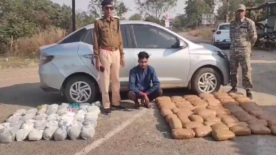 Youth arrested with 100 kg ganja price said to be Rs 50 lakh in Mahasamund