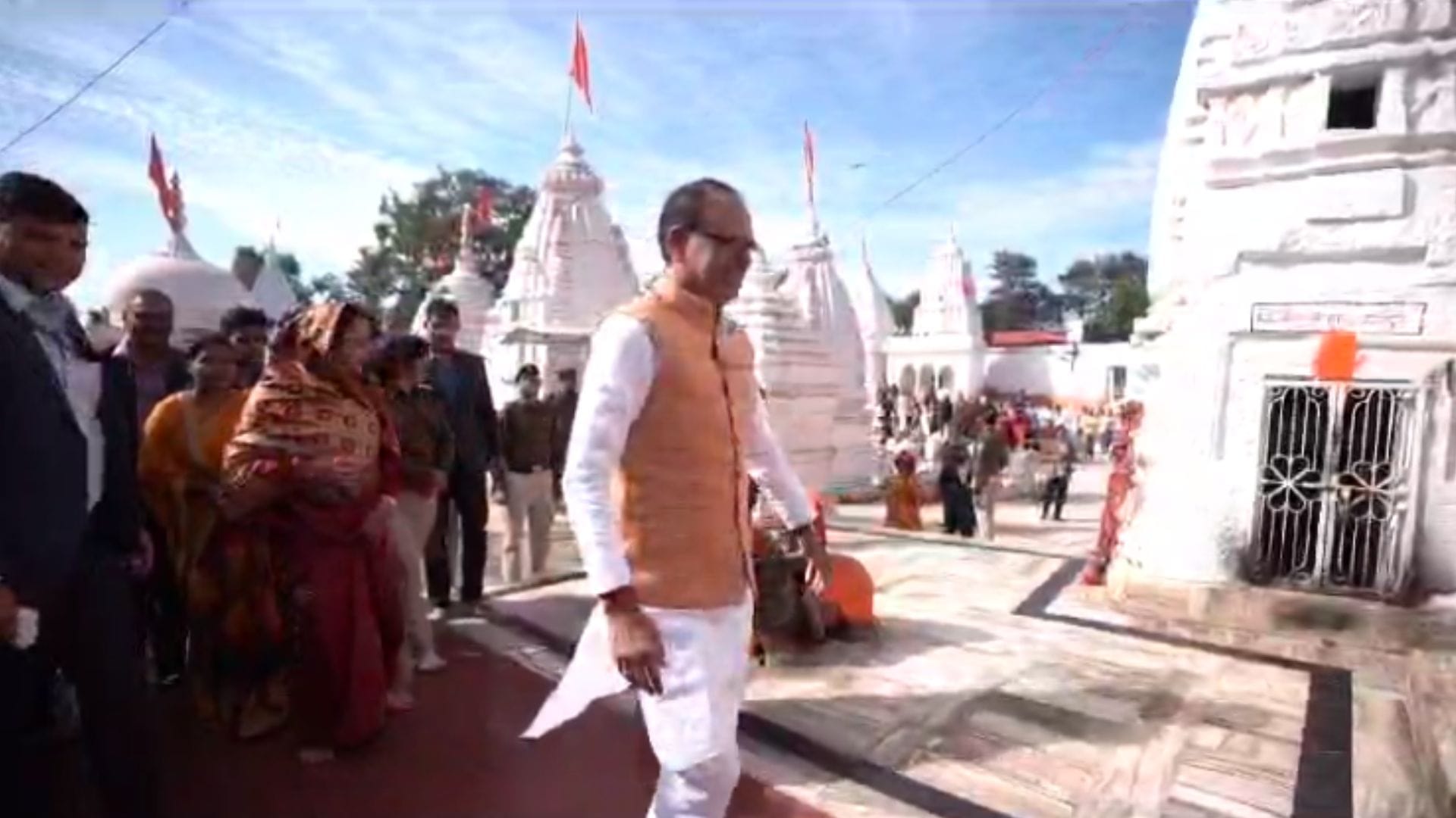 MP News: Former CM Shivraj performed Narmada puja in Amarkantak, dear sisters hugged each other and cried.