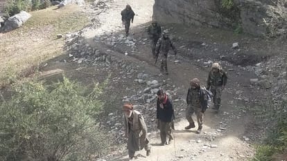Terror Attack: राजोरी-पुंछ में करीब 30 पाकिस्तानी आतंकी सक्रिय, घने जंगल- प्राकृतिक गुफाओं को बना रहे ठिकाना Around 30 Pakistani terrorists suspected to be active in Rajouri Poonch sector Defence sources