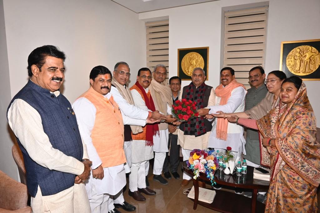 MP News: CM had dinner with MPs, Digvijay Singh also attended, discussed development issues