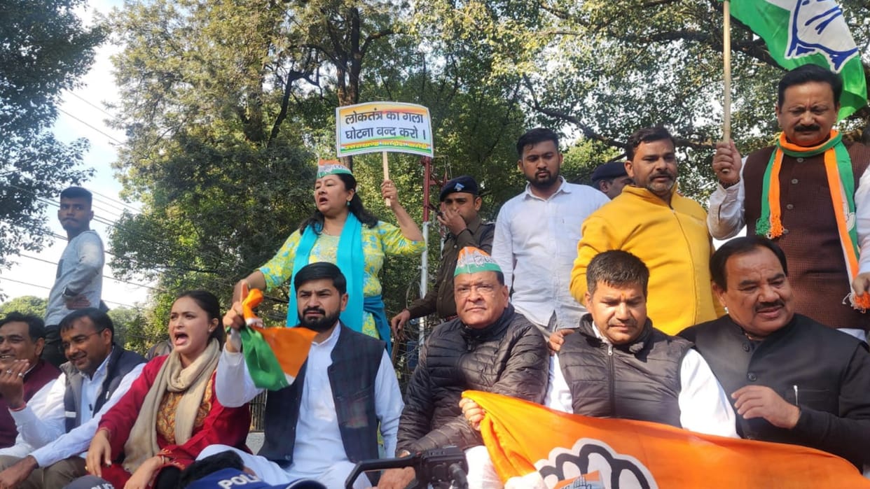 Congress marches to Raj Bhavan on suspension of MPs arrested Dehradun Uttarakhand news in hindi