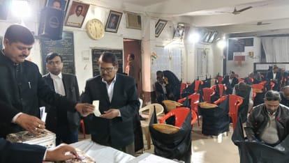 Varanasi: 75.36 percent voting in the annual elections of Banaras Bar Association, result will come tomorrow.