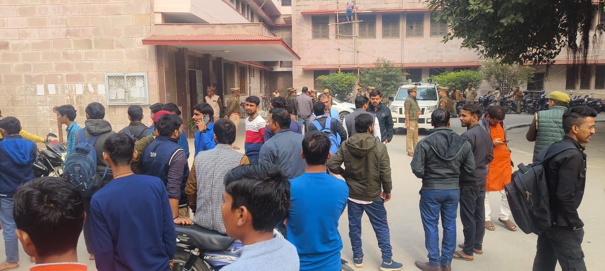 Sampurnanand Sanskrit Vishwavidyalaya turned into a cantonment early in the morning, police arrived to vacate