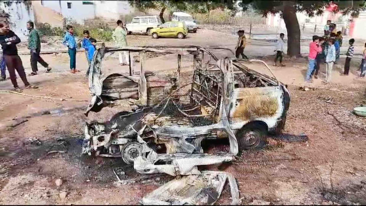 Car caught fire with explosion in Chhatarpur Bijawar