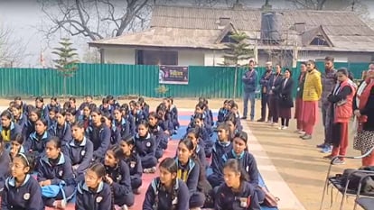Kullu News: अपराजिता कार्यक्रम में छात्राओं को करियर, महिला सशक्तीकरण और अधिकारों की दी जानकारी Amar Ujala Foundation Aparajita 100 Million Smile Program at Convent School, Dhalpur