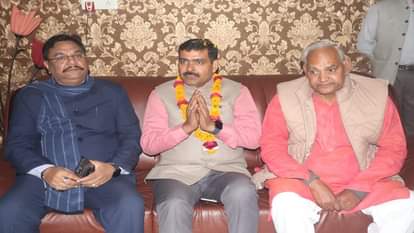 परमवीर चक्र विजेता योगेंद्र यादव (बीच में)