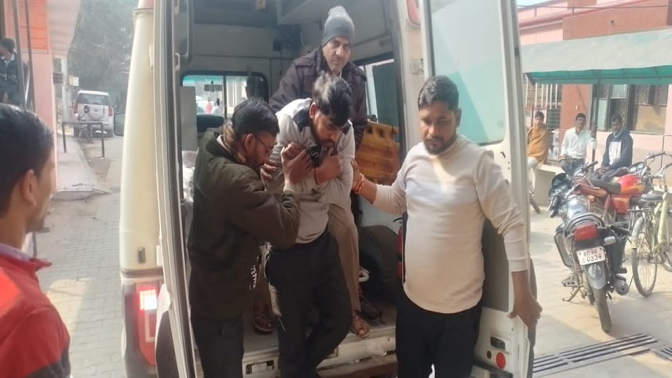 Hunger strike continues over bad condition of road in Baghna, Hathras