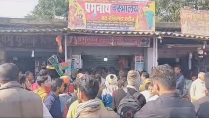 Bihar Crime: गोपालगंज में वस्त्रालय-ज्वेलरी शॉप में 20 लाख की चोरी; दो संदिग्धों से हिरासत में हो रही पूछताछ Bihar Crime: Theft of Rs 20 lakh in clothing-jewellery shop in Gopalganj; Bihar Police