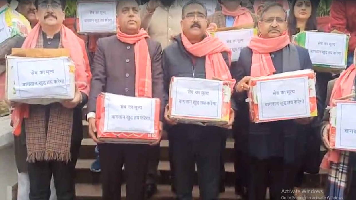 BJP MLAs demonstrated with apple boxes in Tapovan Assembly complex