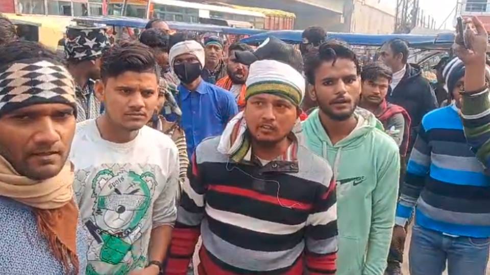 Auto drivers create ruckus at Mainpuri intersection in Shikohabad