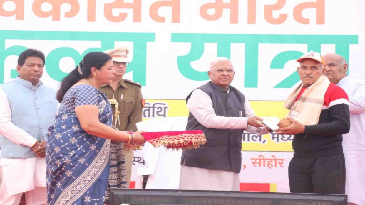 Governor Mangubhai Patel participated in the Vikas Bharat Sankalp Yatra organized in Ichhawar, Sihore.