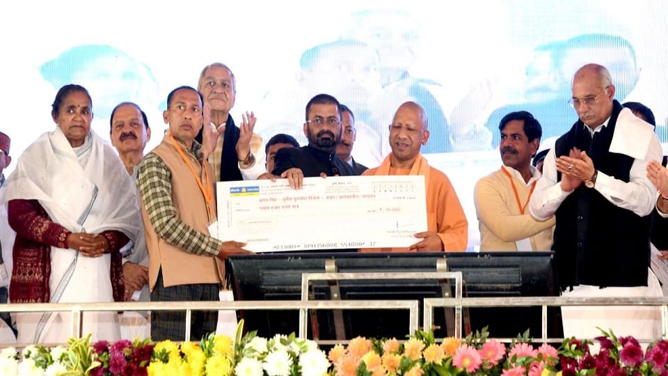 Aligarh's Akrabad farmer Pratap Singh honored by CM Yogi Adityanath