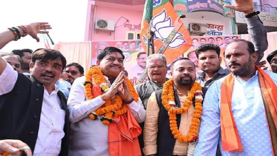 मंत्री दयालदास बघेल का बेमेतरा पहुंचने पर जोरदार स्वागत
