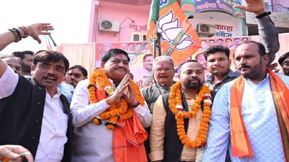 मंत्री दयालदास बघेल का बेमेतरा पहुंचने पर जोरदार स्वागत