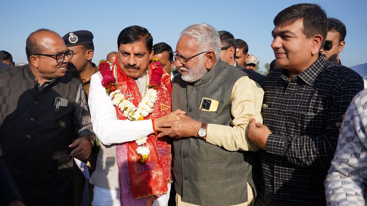 MP News CM Mohan Yadav welcomed at helipad in Ujjain gave message of cleanliness by using broom