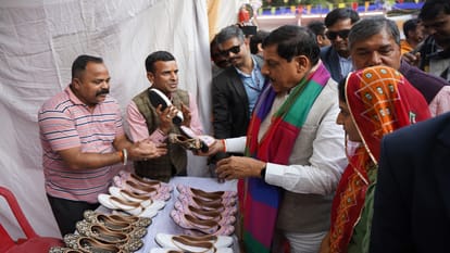 MP News CM Mohan Yadav welcomed at helipad in Ujjain gave message of cleanliness by using broom