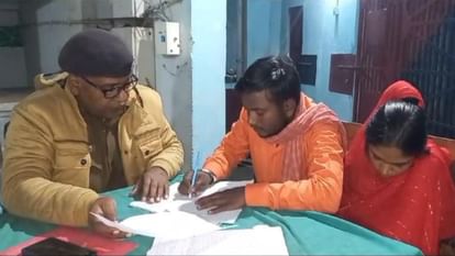 Bihar: बुआ-भतीजे का रिश्ता ताक पर रख की शादी; नाराज परिजनों ने लड़की पर लगाई पाबंदी, फिर प्रेमी ने किया यह... Munger: Marriage bypassing aunt-nephew relationship; Angry family members imprisoned girl in house