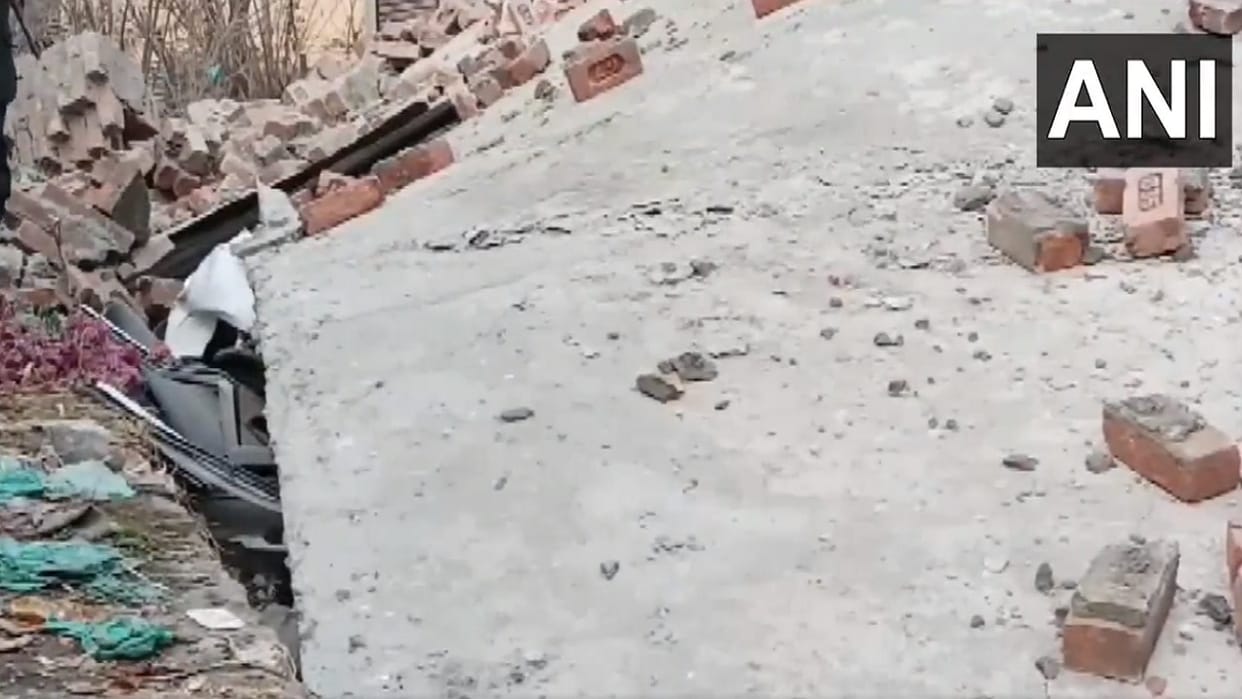 Slab of building under construction fell in Pulwama