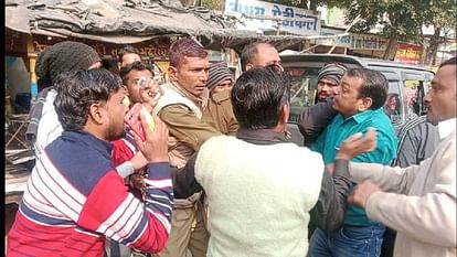 Movement of footsteps led to beating PRD jawan was caught by the mob slapped on the middle of the road