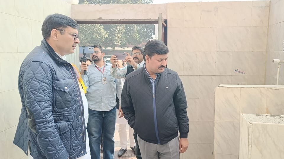 Minister Babli inspected toilets and dumping points in Fatehabad, Found dirt in office
