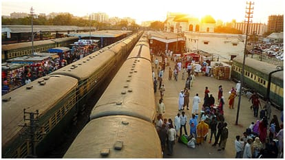 Pakistan: कराची को दहलाने की साजिश नाकाम! कैंट रेलवे स्टेशन में खड़ी ट्रेन में मिला टाइम बम Pakistan Bomb Found in Train at Karachi Cantt Railway Station Defused news and updates