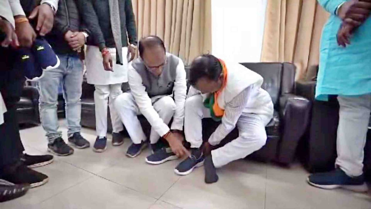 Former CM Shivraj gave shoes to Ramdas Puri in Anuppur