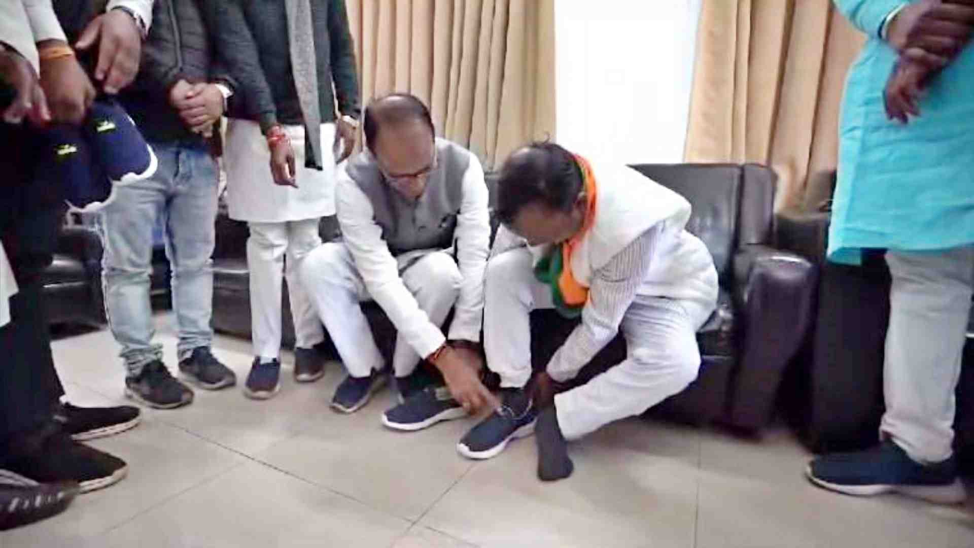 रामदास पुरी को जूते पहनाते पूर्व सीएम शिवराज सिंह।