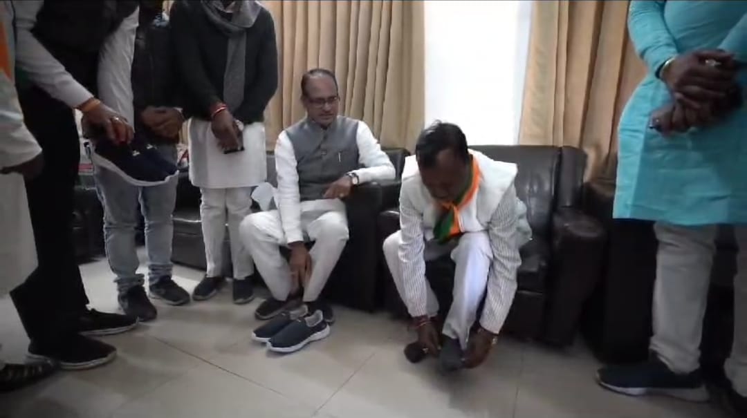 MP News: Shivraj made Ramdas wear shoes to fulfill his resolution, former CM said - These workers are the capi