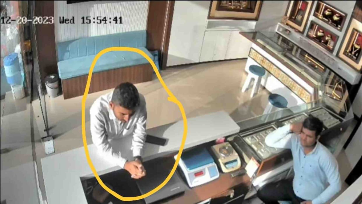 In Damoh, a jewelery showroom operator was cheated by posing as a fake income tax officer.