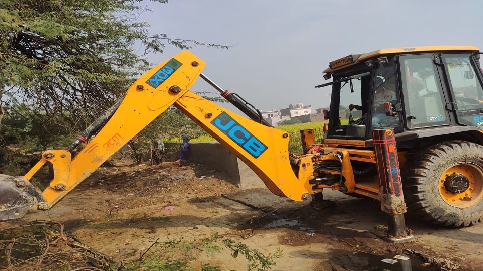 Chakroad in Vijaygarh was freed from encroachment and cleaned.