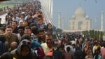 Agra: क्रिसमस से पूर्व ताजमहल में उमड़ा सैलानियों का हुजूम