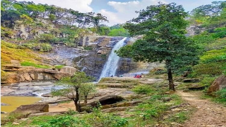 Balrampur: 100 फीट ऊंचाई से गिरता है पवई झरना, जिले का है प्रमुख पर्यटन स्थल, लग रही है सैलानियों की भीड़