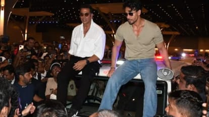 Bade Miyan Chote Miyan Star Akshay Kumar and Tiger Shroff Enter in Umang 2023 on Top of Police Car