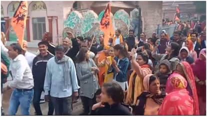 शोभयात्रा में शामिल हुए सैकड़ो लोग।