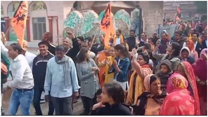 शोभयात्रा में शामिल हुए सैकड़ो लोग।