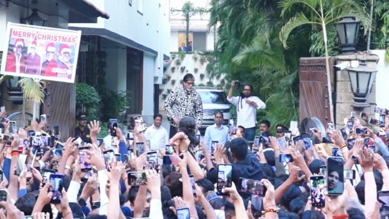 Amitabh Bachchan greets fans at outside house jalsa sunday darshan Kalki 2898 AD star video viral on internet