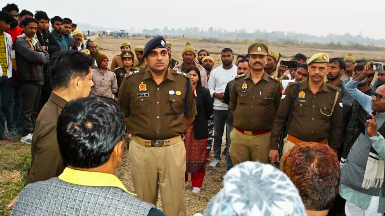side story of murder of girl by knife attack from criminals in Azamgarh