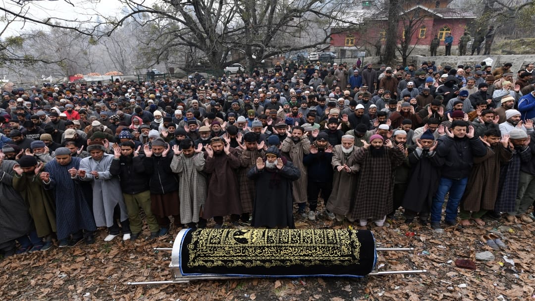 Baramulla: Retired police officer Mohammad Shafi laid to rest, thousands of people bid him last farewell