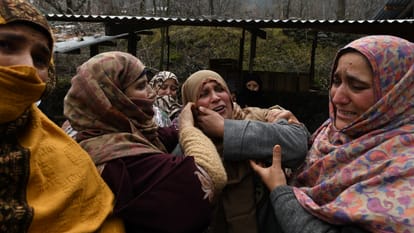 Baramulla: Retired police officer Mohammad Shafi laid to rest, thousands of people bid him last farewell