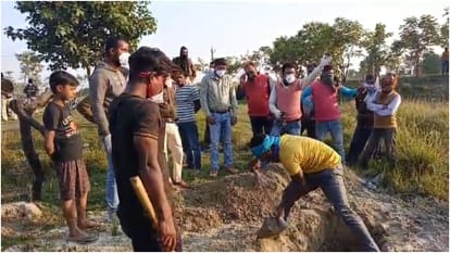 Bihar News : Dead body was taken out after digging a grave in Bettiah after five days, bihar police.