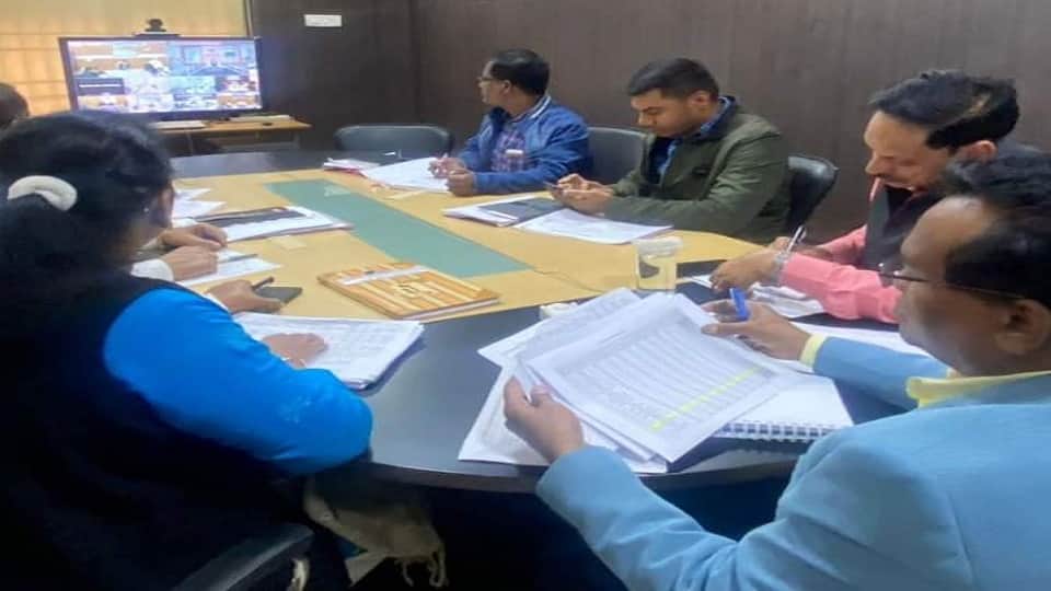 बीते दिनों बोनस के संबंध में जिला प्रशासन की बैठक हुई