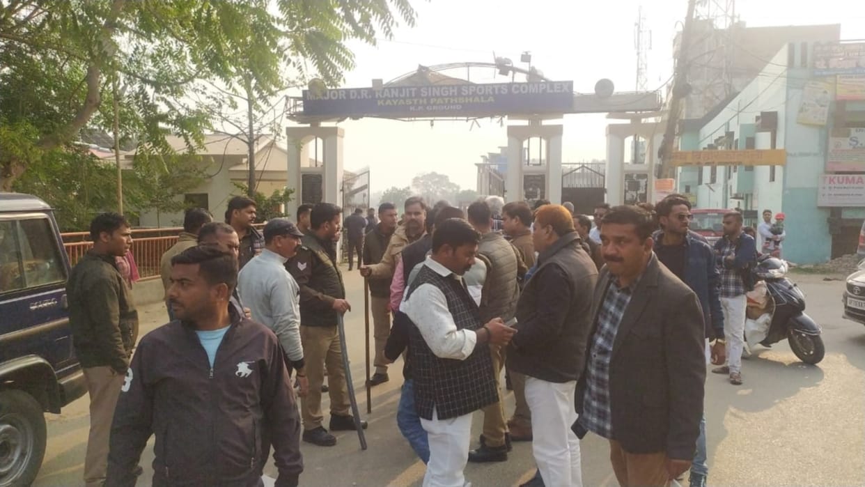 KP Trust Election: Uproar over tearing of poster of president candidate Sushil Sinha, both sides face to face